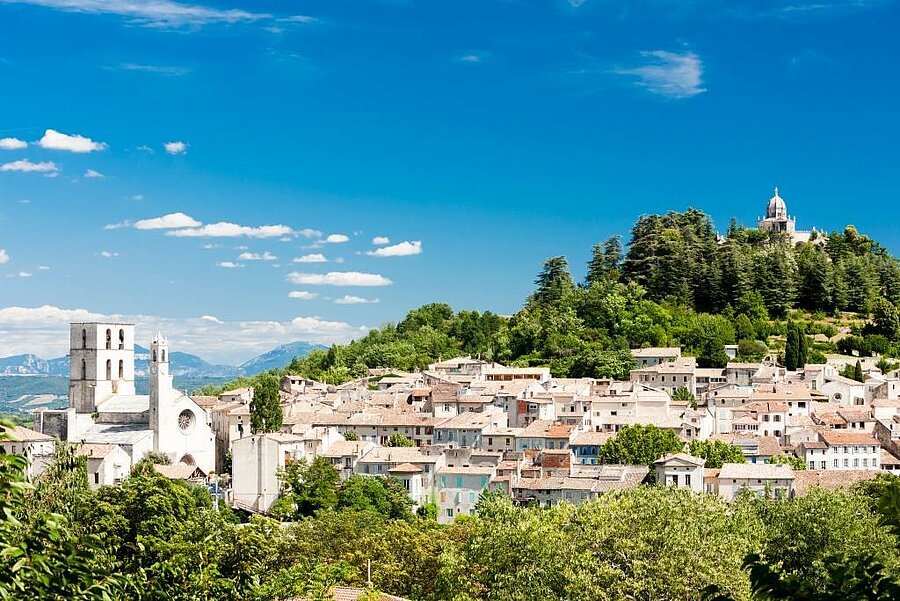 Vue panoramique de Forcalquier en Provence, village perché entouré de collines, destination idéale pour un séjour en camping près de Forcalquier.