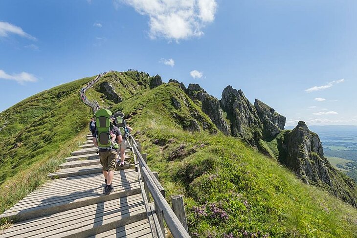 Randonnée sur les crêtes du Massif du Sancy, offrant des panoramas spectaculaires sur les paysages d’Auvergne. Une activité incontournable pour les amoureux de nature et d’aventure lors d’un séjour à La Bourboule.