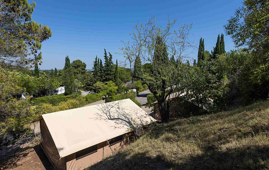 Vue générale du camping La Pinède à Lézignan-Corbières, dans l’Aude