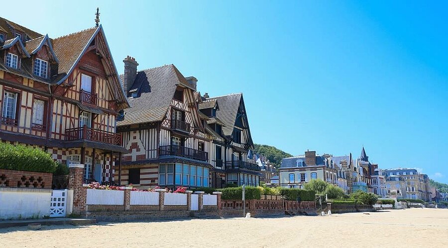 Villas Belle Époque de Deauville face à la plage de sable fin, station élégante à découvrir lors d’un séjour en camping Deauville.