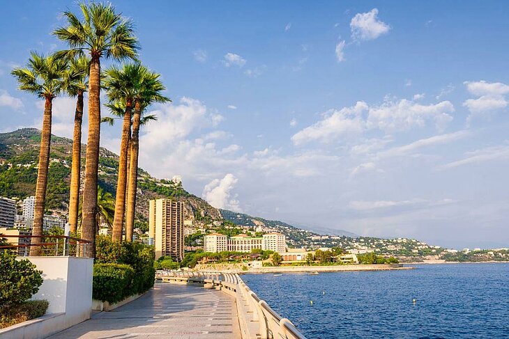Promenade en bord de mer à Monaco, une escapade emblématique à faire autour de La Colle-sur-Loup pour mêler mer, luxe et découverte culturelle.