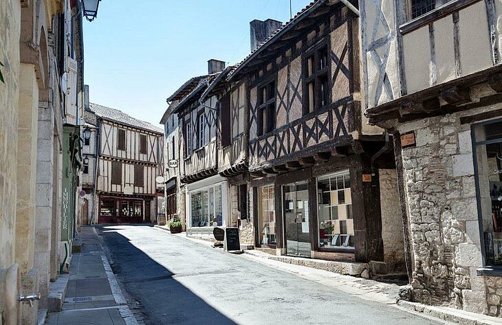 Ruelles médiévales d’Issigeac près de Monfaucon, lieu emblématique des événements et marchés d’été en Dordogne.
