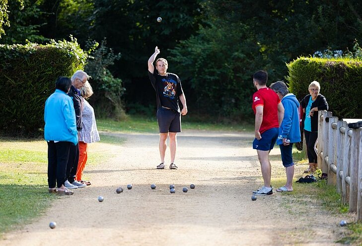 Partie de pétanque conviviale à Lanloup, illustrant les événements culturels locaux ancrés dans le patrimoine du village.