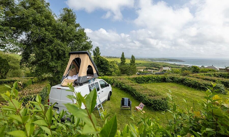 Emplacement avec vue sur la mer au camping Le Panoramic dans le Finistère, idéal pour une location en pleine nature en Bretagne.