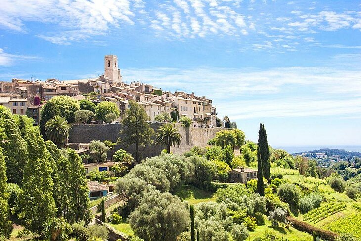 Vue sur le village perché de Saint-Paul-de-Vence, une visite incontournable à faire autour de La Colle-sur-Loup pour les amateurs de patrimoine et d’art.