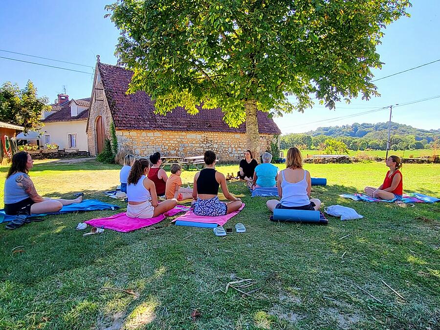 Séance de yoga en plein air sous le soleil