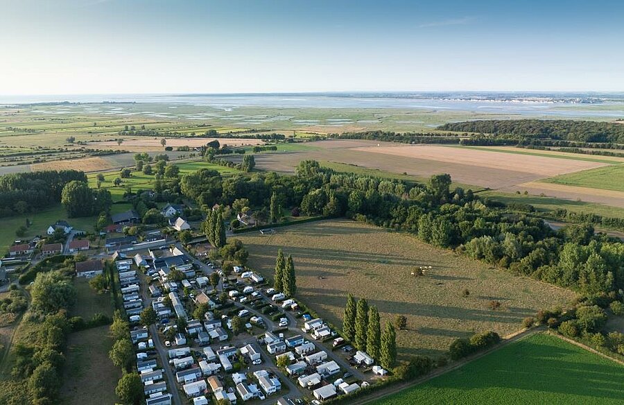 Vue aérienne d’un camping près de Cayeux-sur-Mer, entouré de nature et de champs, à proximité de la Baie de Somme.