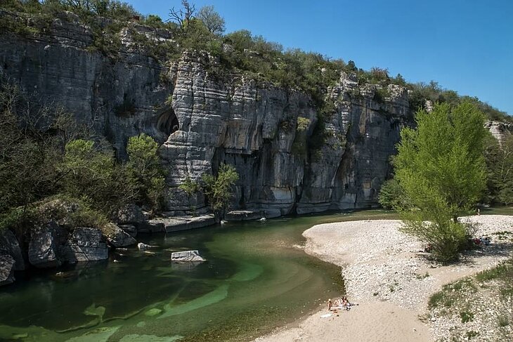 Petite plage et baignade en pleine nature dans les Gorges de la Beaume, activité incontournable autour de Joannas.