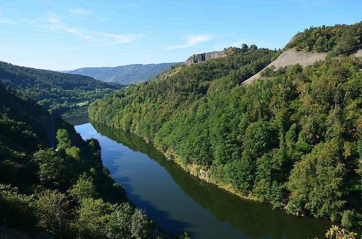 Vue panoramique des Gorges de l'Allier en Haute-Loire, un site naturel remarquable d’Auvergne-Rhône-Alpes, idéal pour les amoureux de paysages préservés et d’activités de plein air.
