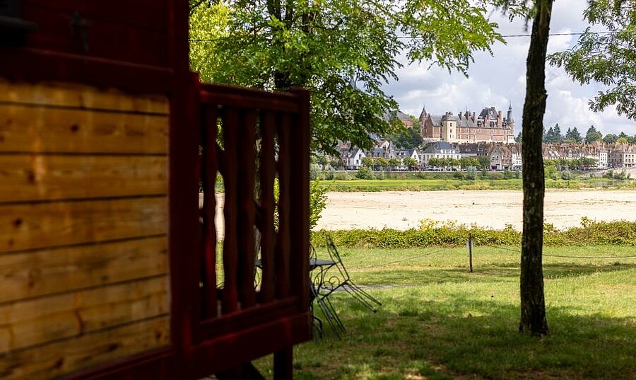 Hébergement en camping face au château de Gien, dans le Val de Loire, cadre paisible au bord de la Loire