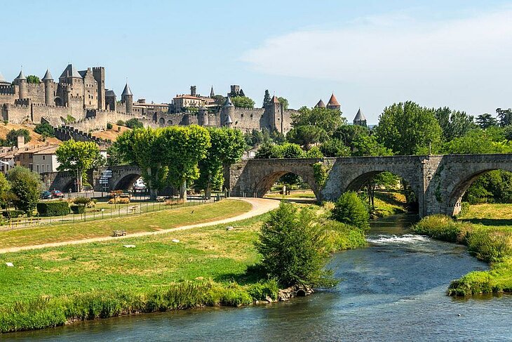 Vue sur la cité médiévale de Carcassonne et le vieux pont sur l’Aude, étape incontournable à proximité dans une escapade tourisme à Lézignan-Corbières.