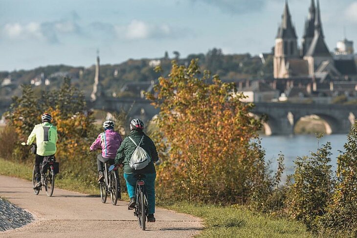 Cyclistes sur l’itinéraire La Loire à Vélo en bord de Loire, au cœur du tourisme Centre-Val de Loire entre nature et patrimoine.