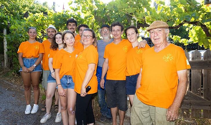 Photo de l'équipe chaleureuse et accueillante du camping La Pinède à Lézignan-Corbières, en pleine préparation pour la réouverture en 2025, au cœur des vignobles des Corbières.