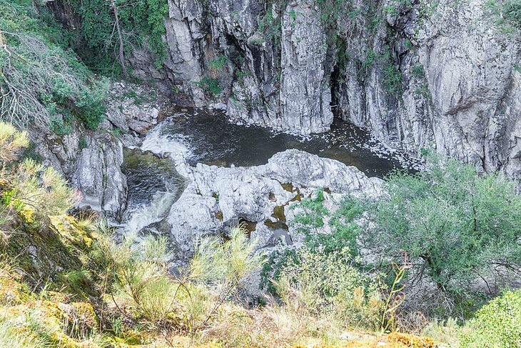 Vue plongeante sur les gorges de l’Ay et ses eaux rafraîchissantes, un lieu naturel paisible près d’Eclassan, parfait pour se détendre en famille au cœur de la nature ardéchoise.