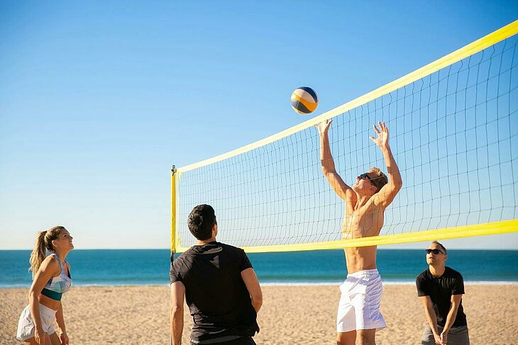 Partie de beach-volley sur une plage de Clohars-Carnoët lors de l’événement Faites du Sport, qui transforme le littoral en terrain de jeux géant en Finistère sud.