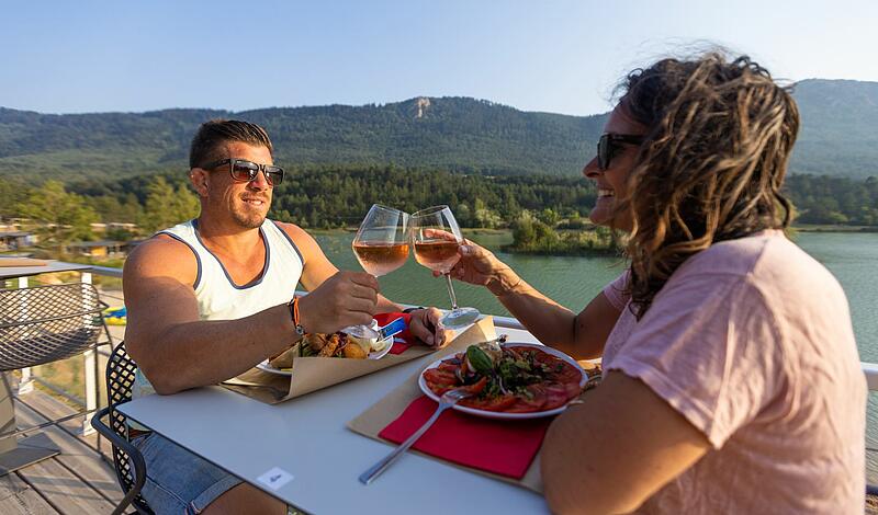 Un déjeuner romantique à Pâques : Savourez l'amour, la nature et la gourmandise