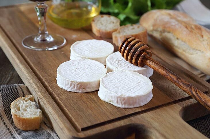 Fromages Rocamadour AOP avec pain et miel, spécialité gourmande à découvrir autour de Loupiac lors d’un marché de producteurs.