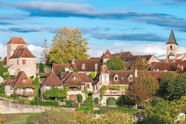 Maisons traditionnelles en pierre et toits de tuiles dans le village d’Autoire, l’un des plus beaux villages à visiter autour de Thégra pour une expérience tourisme authentique dans le Lot.