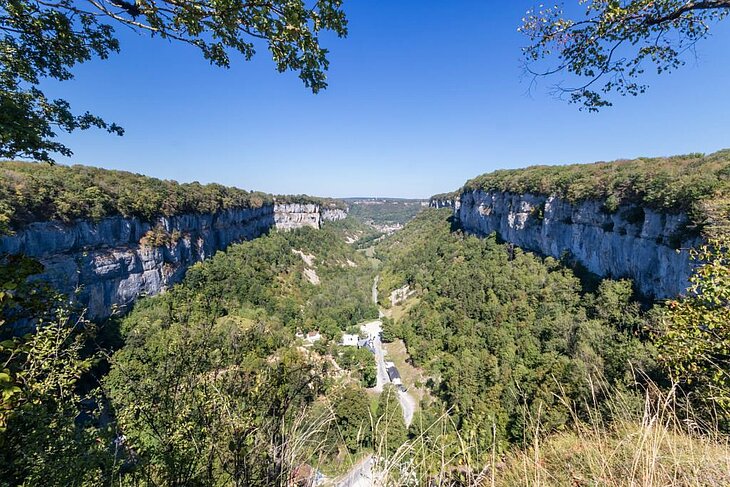 Vue panoramique sur Baume-les-Messieurs, village pittoresque niché dans une reculée typique du Jura, à visiter autour de Mesnois.