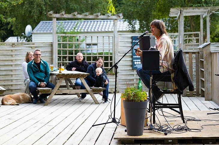 Concert en plein air au camping Le Neptune à Lanloup, moment convivial en famille qui reflète la culture bretonne et le patrimoine local.