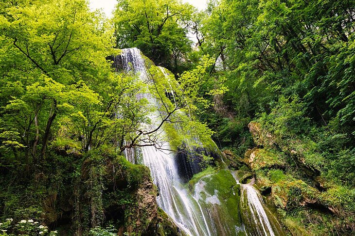 Cascade d’Autoire entourée de verdure luxuriante, une randonnée incontournable à faire autour de Thégra pour les amoureux de nature et de tourisme durable dans le Lot.