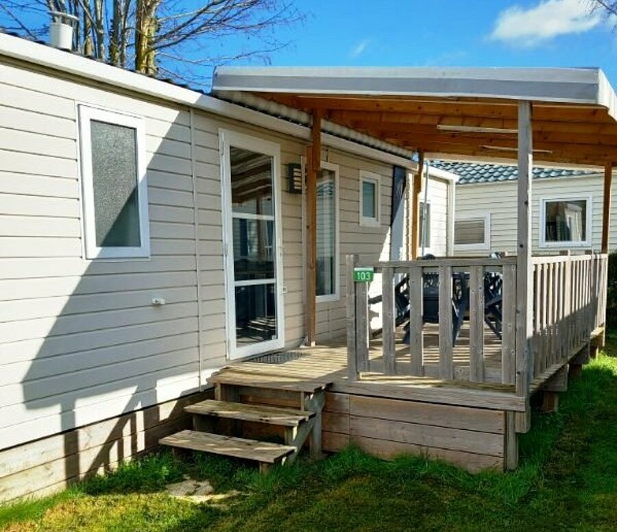 Hébergement confortable et moderne dans un camping de la Côte d’Opale, entouré de verdure, idéal pour un séjour en famille ou entre amis.