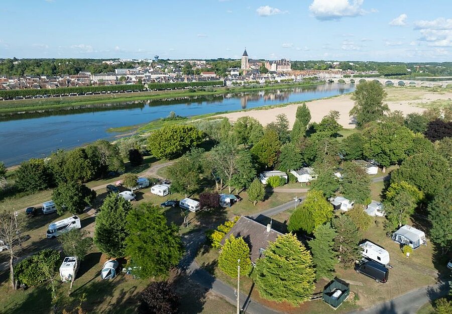 Vue aérienne d’un camping nature dans le Loiret, face à Gien, idéal pour des vacances en famille au bord de la Loire.