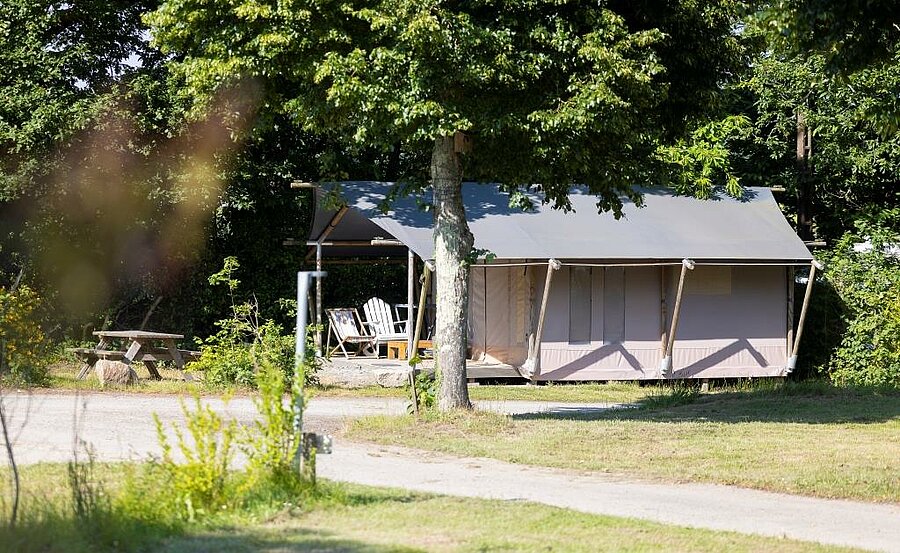 Tente lodge tout confort dans un camping du Morbihan, idéale pour une location nature au cœur de la Bretagne.