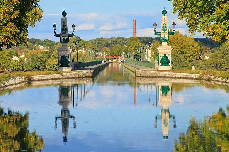 Le pont-canal de Briare Le pont-canal de Briare franchissant la Loire, ouvrage emblématique du tourisme Centre-Val de Loire et du patrimoine du Loiret.