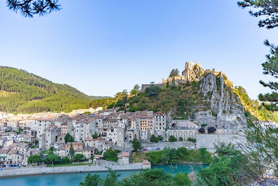 La citadelle de Sisteron dominant la Durance, dans les Alpes-de-Haute-Provence