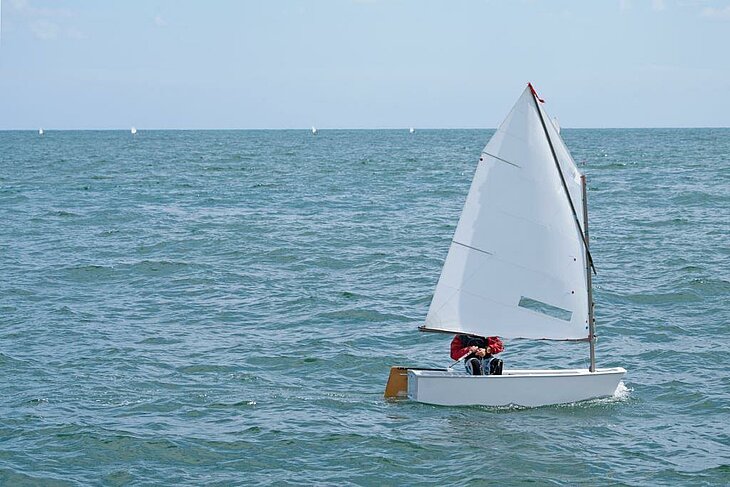 Jeune navigateur en optimist, une activité nautique idéale pour s’initier à la voile en Finistère sud.