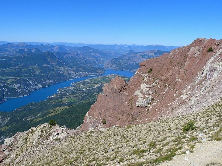 Vue panoramique depuis le Pic de Morgon, offrant un spectacle naturel exceptionnel sur le lac de Serre-Ponçon et les montagnes environnantes, un incontournable pour les amateurs de randonnée à Baratier.
