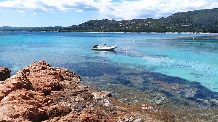Bateau amarré à la plage de Palombaggia, en Corse, à proximité du camping Sites et Paysages Santa Lucia