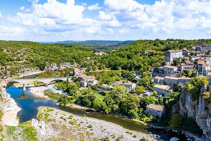 Vue sur Balazuc accroché à la falaise, au bord de la rivière Ardèche, spot idéal pour baignade et balade autour de Joannas.