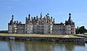 Vue majestueuse du Château de Chambord entouré de son parc, illustrant un séjour de camping dans les châteaux de la Loire
