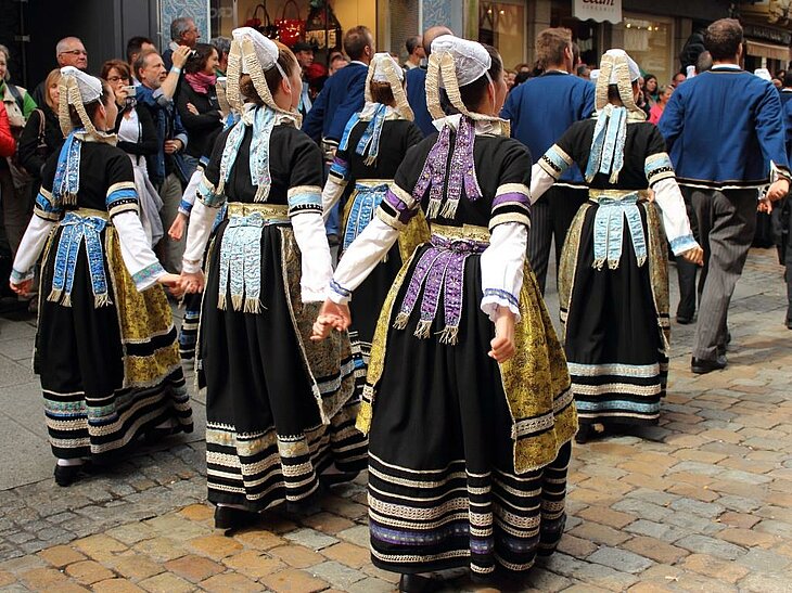 Défilé en costumes traditionnels bretons lors d’un festival culturel près de Plomeur, une immersion vivante dans l’identité locale du Pays Bigouden.