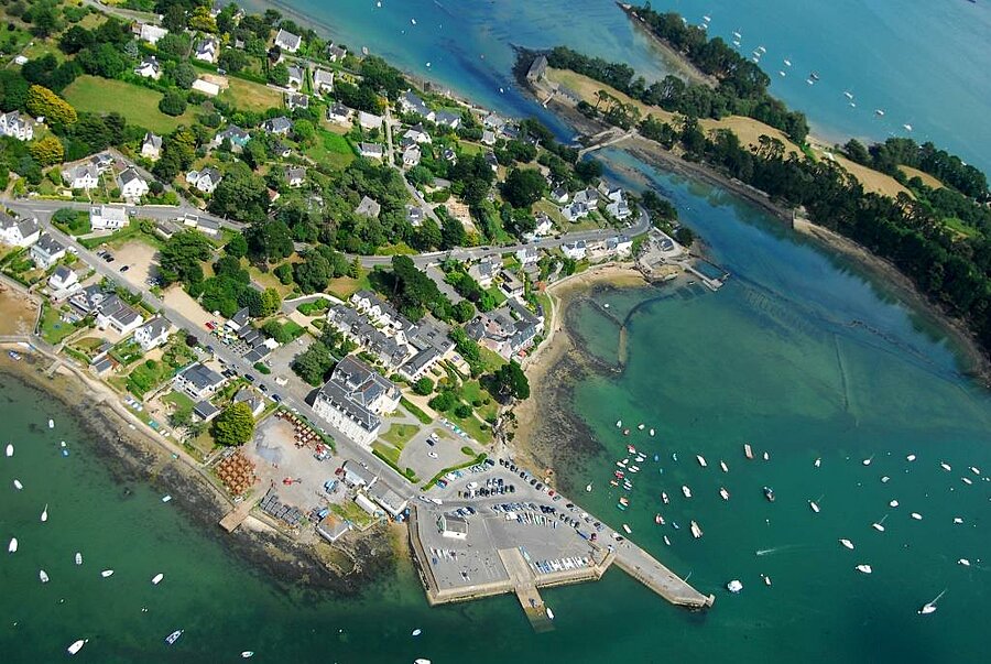 Vue aérienne de Baden dans le Golfe du Morbihan, presqu’île, port et eaux turquoise, à découvrir lors d’un séjour en camping à proximité.