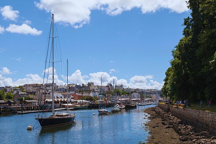 Port de la baie de Douarnenez dans le Finistère avec voiliers et maisons bretonnes, paysage maritime emblématique du Finistère Tourisme.