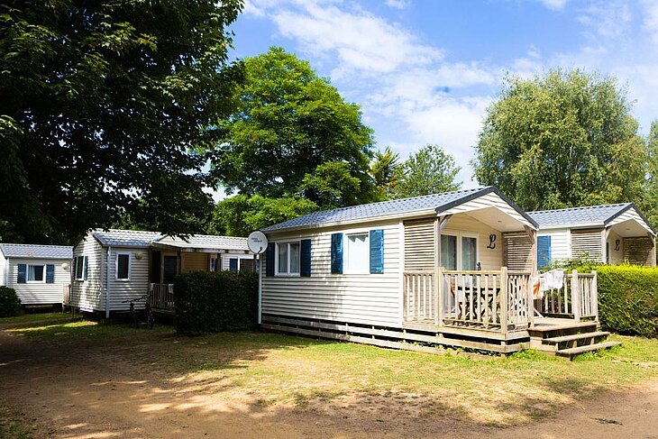 Mobil-homes tout confort au camping Le Neptune à Lanloup, nichés dans un environnement paisible, entre nature et patrimoine local.