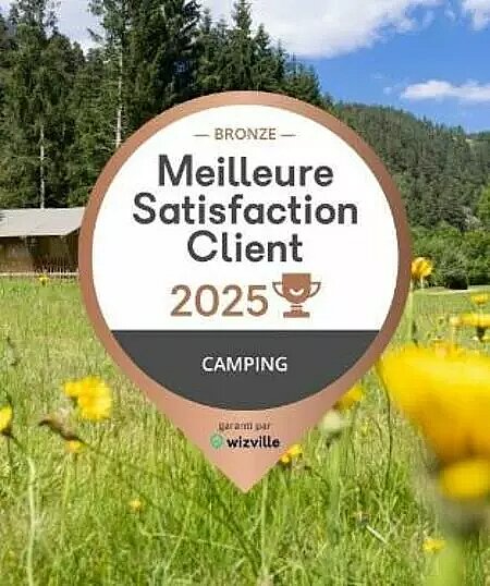 Badge bronze Meilleure Satisfaction Client 2025 sur fond de prairie et forêt, symbole des campings à taille humaine.