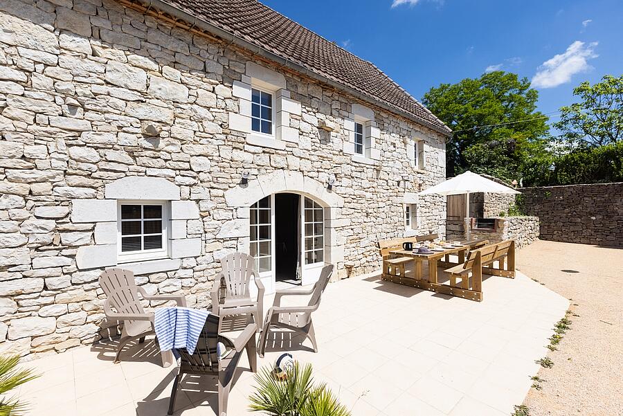 Gîte en pierre avec grand espace extérieur et table