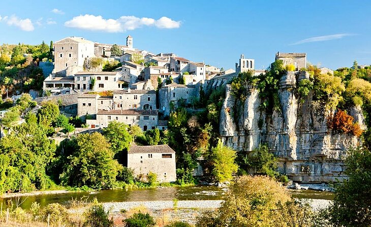 Flâner dans le village de Balazuc Vue de Balazuc en Ardèche, village médiéval de pierre surplombant la rivière, idéal pour une découverte du patrimoine.