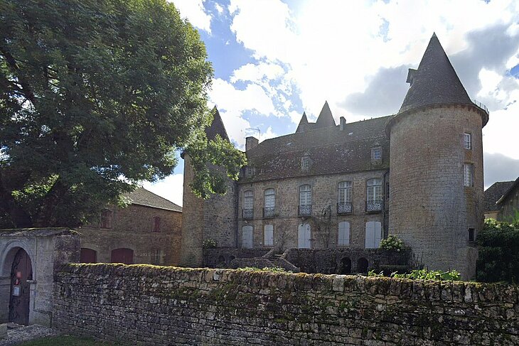 Château privé de Thégra vu depuis la rue, élément emblématique du patrimoine du village à admirer de l’extérieur lors d’une balade touristique dans le Lot.