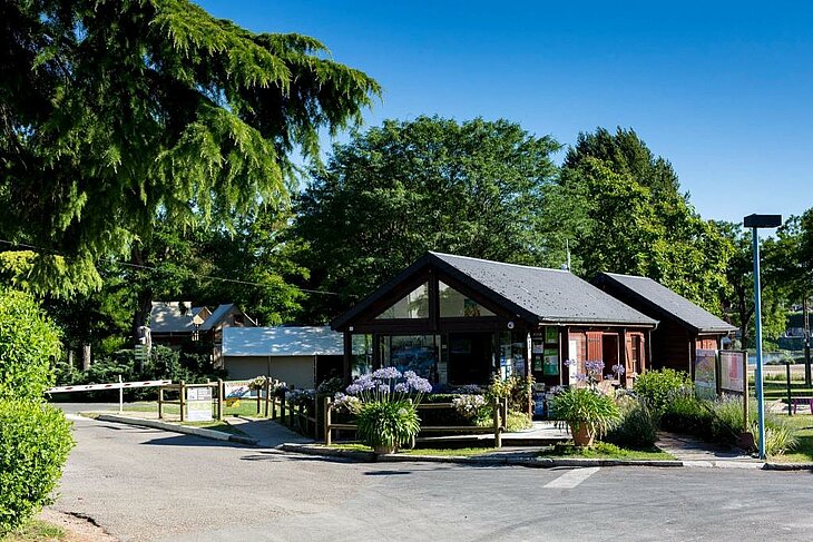 Accueil du camping à Poilly-lez-Gien, un hébergement idéal face au château de Gien pour un séjour nature et détente
