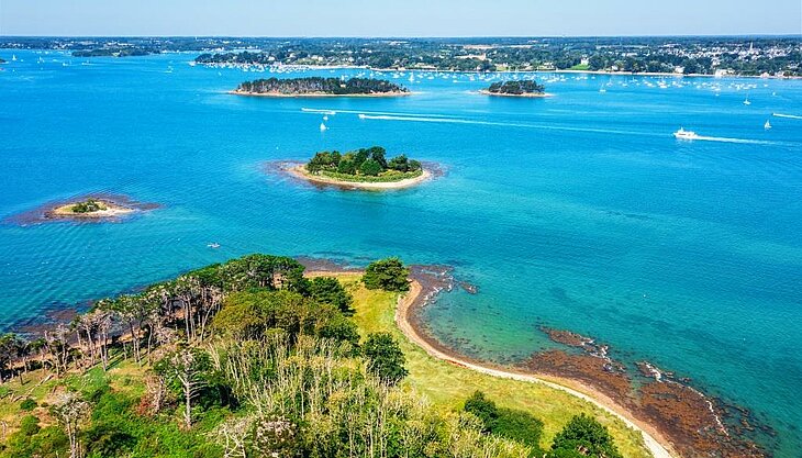 Le Golfe du Morbihan, mer intérieure aux paysages d’exception Vue aérienne du Golfe du Morbihan et de ses îles, paysage naturel emblématique à découvrir pour savoir que faire dans le Morbihan.