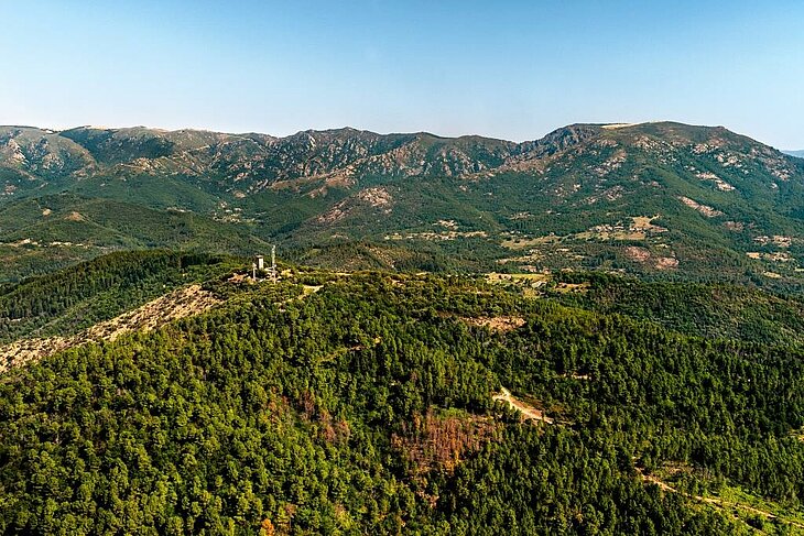 Panorama sur les montagnes ardéchoises depuis un sentier de randonnée, paysage sauvage à explorer autour de Joannas.