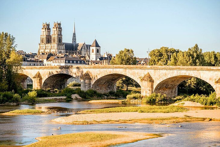 La cathédrale Sainte-Croix d’Orléans et le pont George V, une étape incontournable à proximité de Poilly-lez-Gien pour découvrir le patrimoine de la Loire