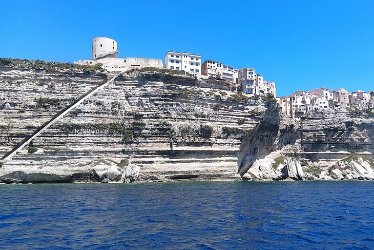 Escalier du Roy d'Aragon, à Bonifacio Ville de Bonifacio perchée sur des falaises calcaires au-dessus de la mer, site historique emblématique à voir pour savoir que faire en Corse.