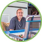 vacancier satisfait de son séjour en camping familial avec animations, grands emplacements ombragés et hébergements propres.