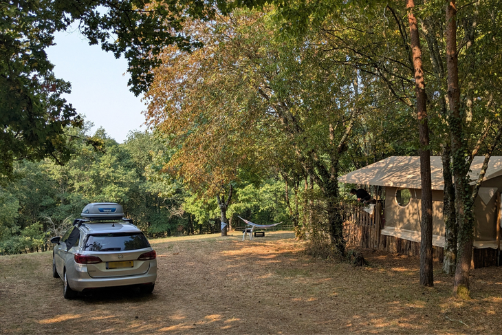 Camping La Grande Veyière au cœur de la forêt en Dordogne Voiture et tente lodge sur un vaste emplacement boisé du camping La Grande Veyière en Dordogne.